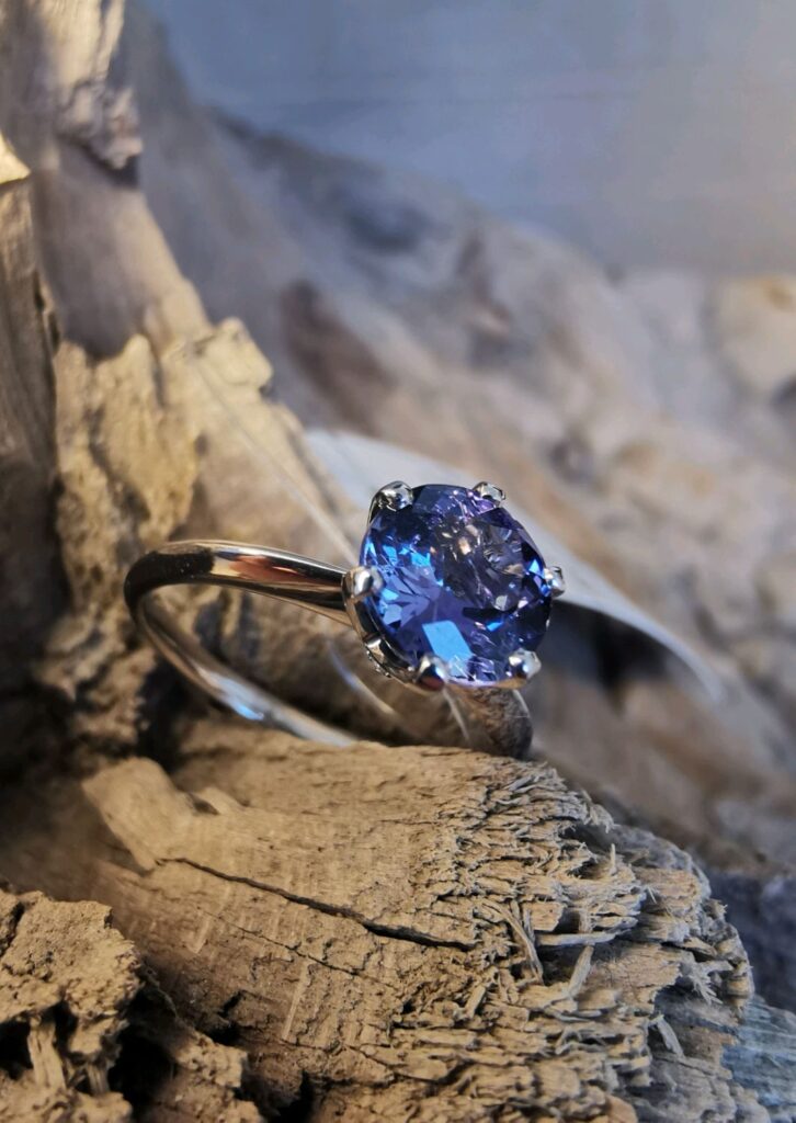 Серебряное кольцо с танзанитом